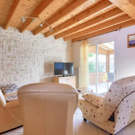 Holiday home Maison Pour 8 - 5min De La - Jardin & Veranda